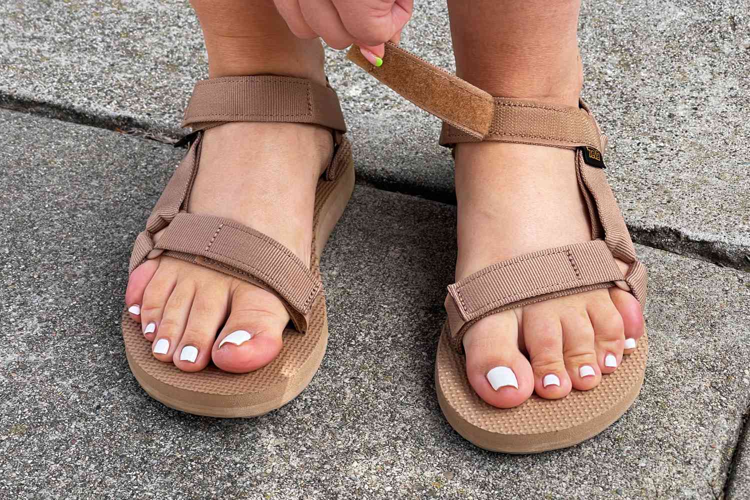 Wear-Sandals-with-Toenail-Fungus